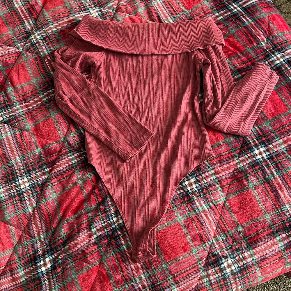 NWOT Off-Shoulder Ribbed Bodysuit in maroon XL